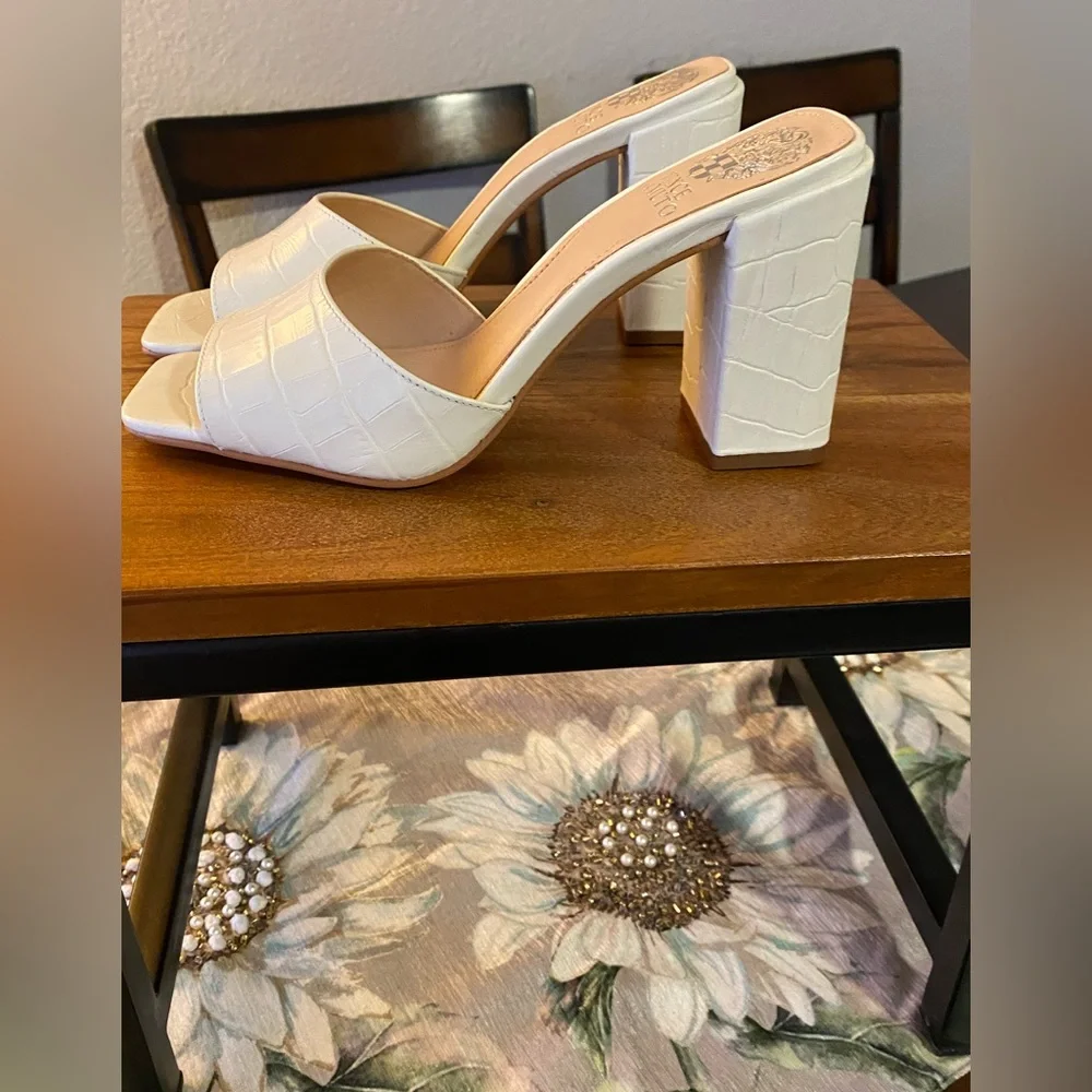 Vince Camuto white shoes. New without tag. - Picture 5 of 5